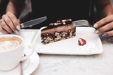 Bir dilim lezzetli kek ve bir fincan kahve.