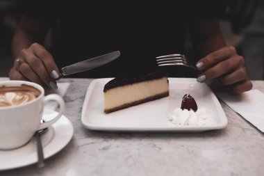 Bir dilim lezzetli kek ve bir fincan kahve.