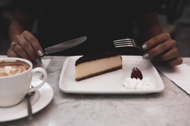 Bir dilim lezzetli kek ve bir fincan kahve.