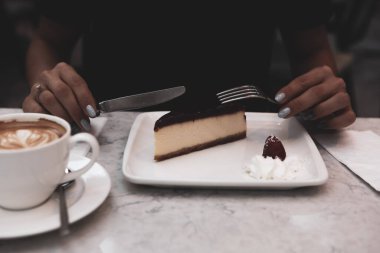 Bir dilim lezzetli kek ve bir fincan kahve.