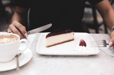 Bir dilim lezzetli kek ve bir fincan kahve.