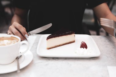 Bir dilim lezzetli kek ve bir fincan kahve.