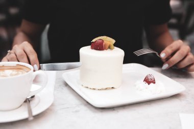 Bir dilim lezzetli kek ve bir fincan kahve.