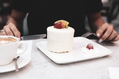 Bir dilim lezzetli kek ve bir fincan kahve.