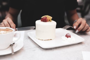 Bir dilim lezzetli kek ve bir fincan kahve.