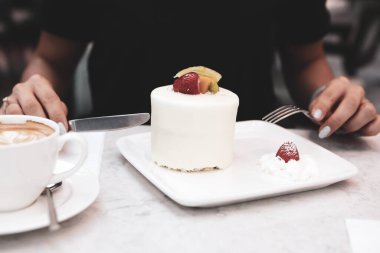 Bir dilim lezzetli kek ve bir fincan kahve.