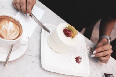 Bir dilim lezzetli kek ve bir fincan kahve.