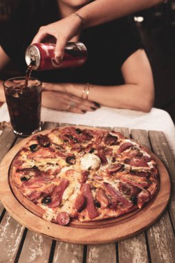 Lezzetli karışık İtalyan pizzası.