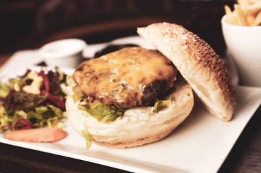 Taze sebzeli ev yapımı hamburger.