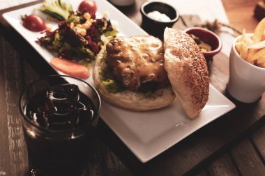 Taze sebzeli ev yapımı hamburger.