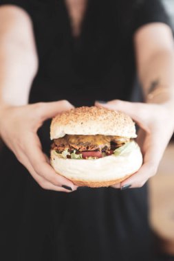 Taze sebzeli ev yapımı hamburger.