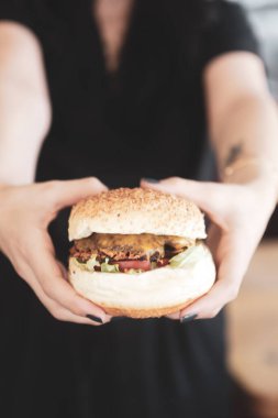 Taze sebzeli ev yapımı hamburger.