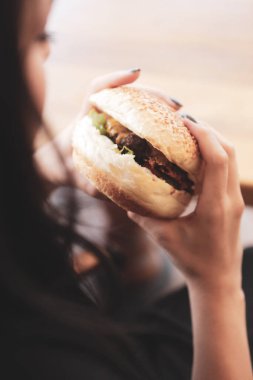 Taze sebzeli ev yapımı hamburger.