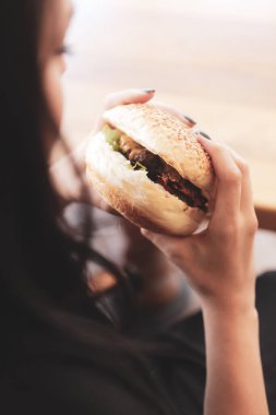 Taze sebzeli ev yapımı hamburger.