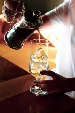 Kahve odasında kahve hazırlayan barista.