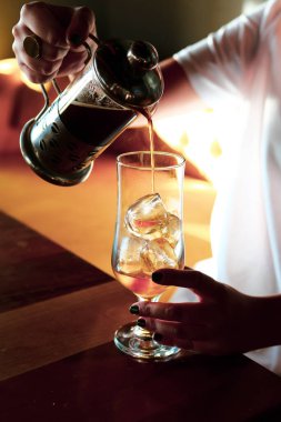 Kahve odasında kahve hazırlayan barista.