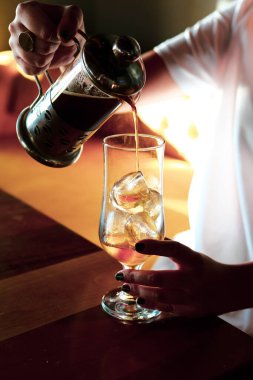 Kahve odasında kahve hazırlayan barista.