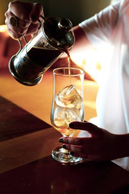 Kahve odasında kahve hazırlayan barista.