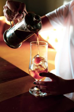 Kahve odasında kahve hazırlayan barista.