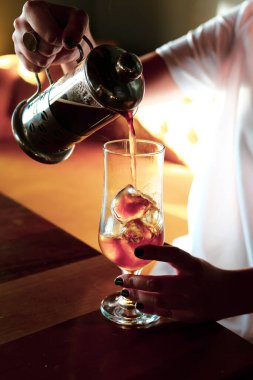 Kahve odasında kahve hazırlayan barista.