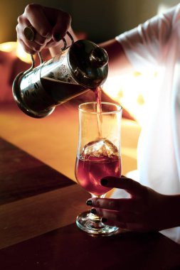 Kahve odasında kahve hazırlayan barista.