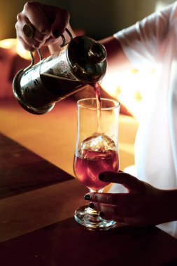 Kahve odasında kahve hazırlayan barista.