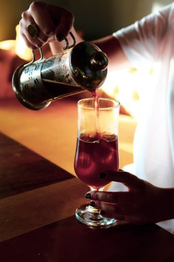 Kahve odasında kahve hazırlayan barista.