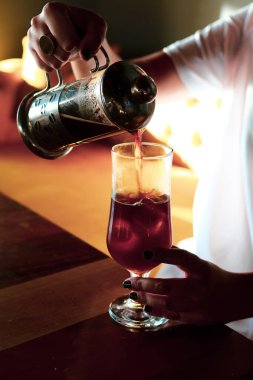 Kahve odasında kahve hazırlayan barista.