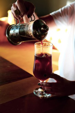 Kahve odasında kahve hazırlayan barista.