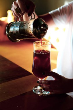 Kahve odasında kahve hazırlayan barista.