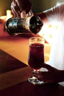 Kahve odasında kahve hazırlayan barista.