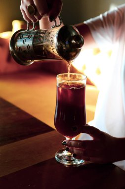 Kahve odasında kahve hazırlayan barista.