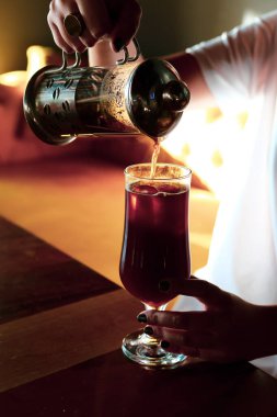 Kahve odasında kahve hazırlayan barista.