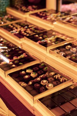 bir sürü değişik çikolatalı pralin