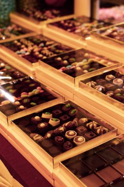 bir sürü değişik çikolatalı pralin