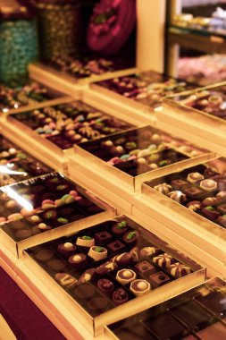 bir sürü değişik çikolatalı pralin