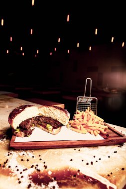 Taze sebzeli ev yapımı hamburger.