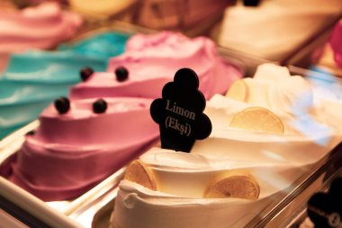 Buzdolabında lezzetli meyveli dondurma var..