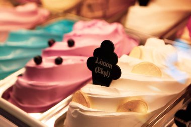 Buzdolabında lezzetli meyveli dondurma var..