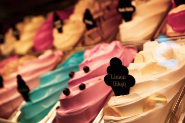 Buzdolabında lezzetli meyveli dondurma var..