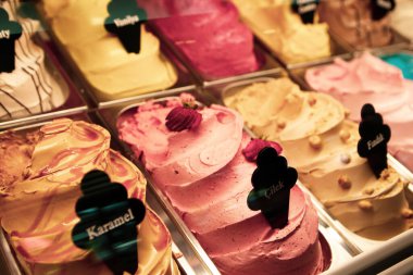 Buzdolabında lezzetli meyveli dondurma var..