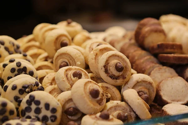 Bir grup çeşit kurabiye. Çikolata parçacıklı, yulaflı, kuru üzümlü, beyaz çikolatalı.