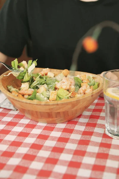 Retrato Atractiva Mujer Caucásica Sonriente Comiendo Ensalada Centran Mano Tenedor —  Fotos de Stock