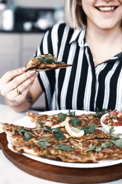 Geleneksel Türkçe fırında pide. Türk pizzası, Orta Doğu aperatifleri. Türk mutfağı. Et ile doldurulmuş çam