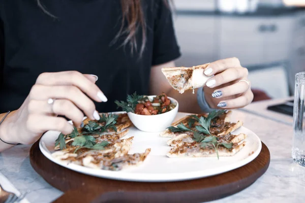 Geleneksel Türkçe fırında pide. Türk pizzası, Orta Doğu aperatifleri. Türk mutfağı. Et ile doldurulmuş çam