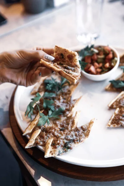 Geleneksel Türkçe fırında pide. Türk pizzası, Orta Doğu aperatifleri. Türk mutfağı. Et ile doldurulmuş çam