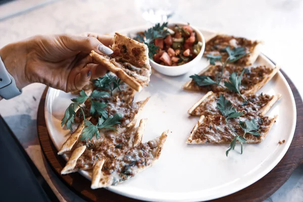 Geleneksel Türkçe fırında pide. Türk pizzası, Orta Doğu aperatifleri. Türk mutfağı. Et ile doldurulmuş çam