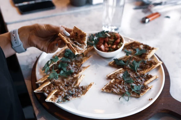 Geleneksel Türkçe fırında pide. Türk pizzası, Orta Doğu aperatifleri. Türk mutfağı. Et ile doldurulmuş çam