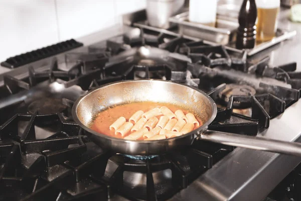 Panela Com Macarrão Fogão Cozinha — Fotografia de Stock