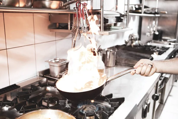 soba yangın pişirme makarna ile pota